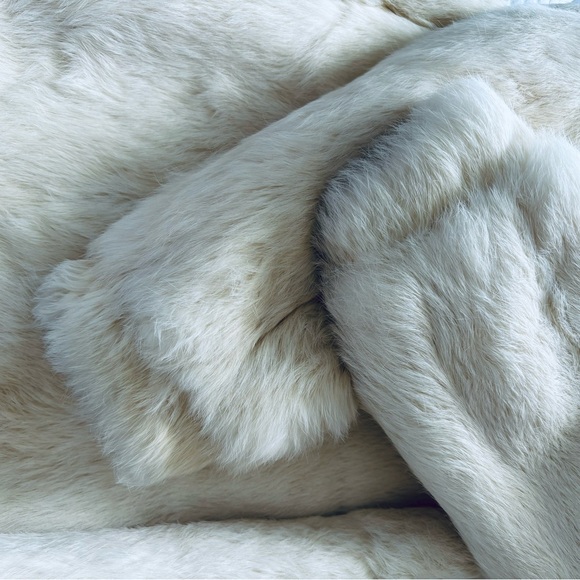 S&M Blazer fur ivory. Hook & loop close, lined pkts, acrylic lining. Sz S/M. - Picture 9 of 9